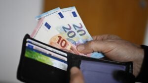 Държавните служители започват да плащат осигуровки, но държавата им вдига заплатите
