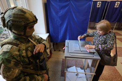 Военни до урните и натиск над хората: Русия гласува и в окупираните украински територии