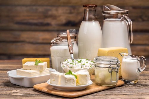 Откриха над тон млечни продукти с изтекъл срок в мандра в Хасковско