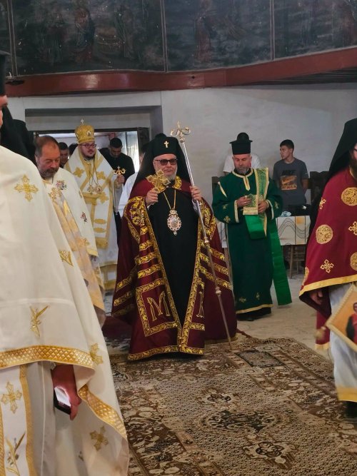 Славяново се вдигна за храма: Митрополит Киприан отслужи литургия в църквата &bdquo;Св. Архангел Михаил&ldquo;