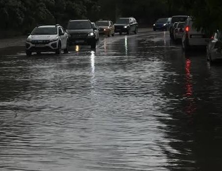 Хасково осъмна с поредица ВиК аварии в центъра: улици под вода, трафикът блокира