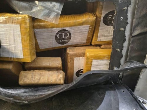 Скрито в резервоара: митниците хванаха 20 кг кокаин и 26 кг марихуана в тир