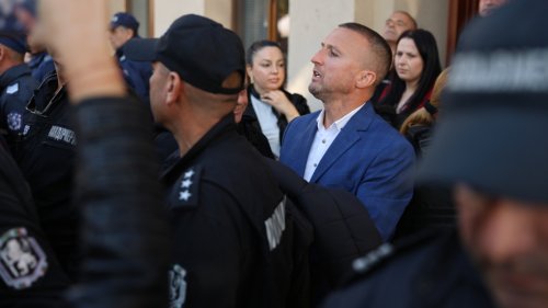 ГДБОП влезе в Белица, Пеевски се втурна: кметът Ревански изведен с белезници, твърдят медии