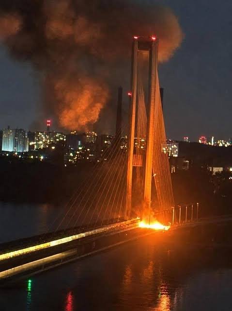 Четири удара за 24 часа: руски дронове блокираха ключов мост в Киев