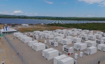 България натиска газта с батериите: соларният бум и сушата по Дунав пренареждат енергийната карта
