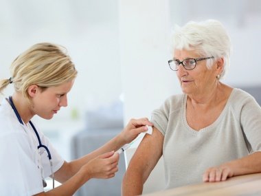Противогрипните ваксини за хората над 65 идват в края на месеца: лекарите предупреждават да не се чака