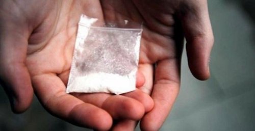 Задържаха 25-годишен в Харманли: хвърлил пакетче с дрога при проверка