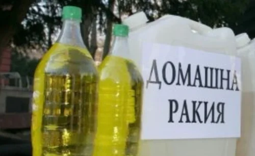 &bdquo;Посягане&ldquo; върху домашната ракия? Митниците обясниха: целта е да се спре схема с тонове наливен алкохол