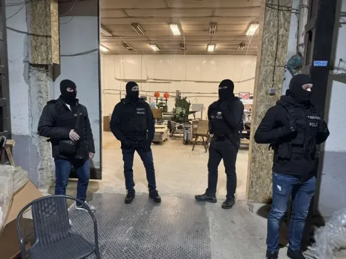 12 тона тютюн и три халета техника: ГДБОП разби нелегална фабрика за цигари в Карнобат