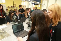 Елитната езикова гимназия в Хасково отваря врати за ученици: 4 дни срещи, профили и демонстрации преди приема