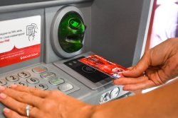 Заловиха жена в Харманли при опит да тегли пари с чужда банкова карта