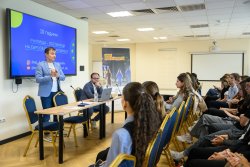 Ученици от Хасково и Димитровград влизат в битка с дезинформацията: среща с евродепутат в София