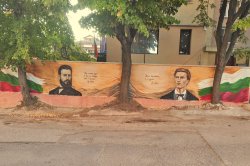 Ботев и Левски се появиха на ограда в Хасково: нови патриотични стенописи раздвижиха града