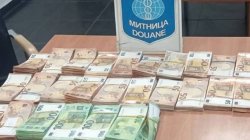 81 385 евро и 19 750 долара спряни на &bdquo;Капитан Андреево&ldquo;: пари в обувки, чанти и куфари