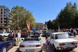 Над 70 ретро машини превзеха центъра на Хасково: Лади, Волги и Трабанти на парад