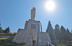 Стягат статуята на Света Богородица преди празника на Хасково: финален защитен слой