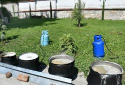 Четири казана &bdquo;манастирска&ldquo; боб чорба в Хасково: храмът раздава постен фасул за Голяма Богородица