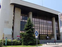Пожар в центъра на Хасково: сухи треви пламнаха до Бизнесцентъра, рискът в областта расте