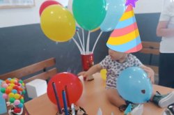 Бебе, родено в България, навърши 1 година в бежанския център в Харманли
