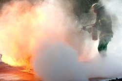 Пожар пламна край Марица&ldquo;в Димитровград: огънят стигна на метри от жп линията