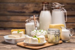 Откриха над тон млечни продукти с изтекъл срок в мандра в Хасковско