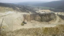 Скална маса затрупа багер в кариера край Клокотница: загина работник