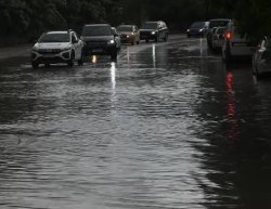 Хасково осъмна с поредица ВиК аварии в центъра: улици под вода, трафикът блокира