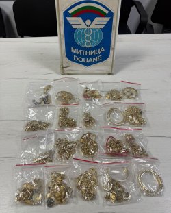 Митничарите на &bdquo;Капитан Андреево&ldquo; спряха &bdquo;златен&ldquo; елек: близо килограм накити в тайник